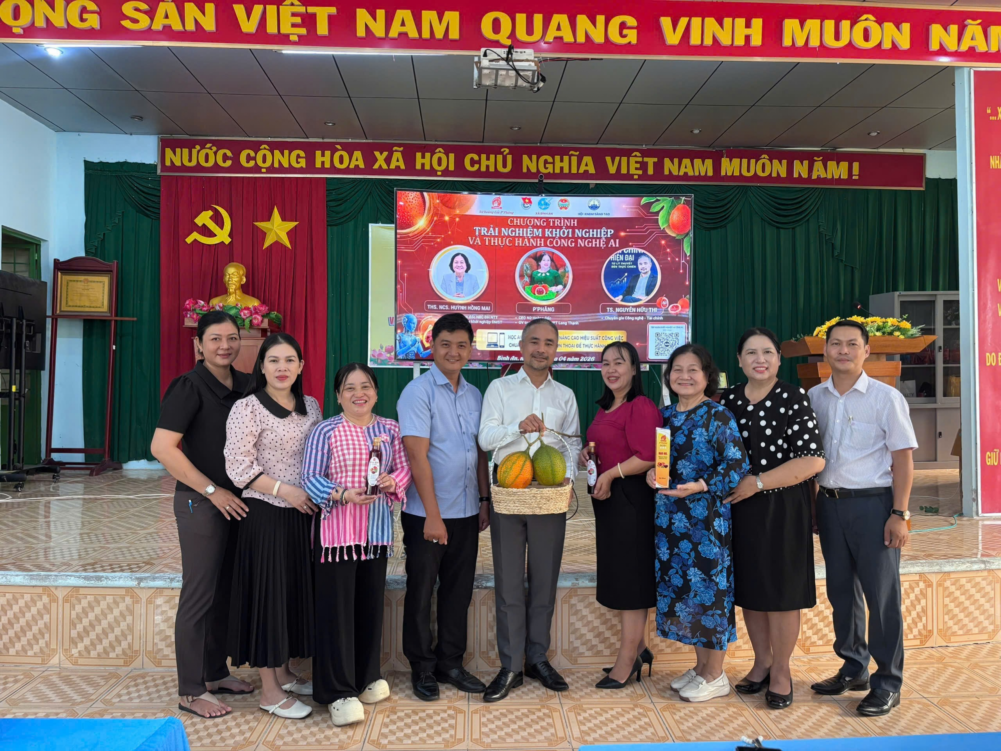 Lãnh đạo xã Bình An - An Giang chụp hình cùng các chuyên gia và nhà khởi nghiệp P'Phăng