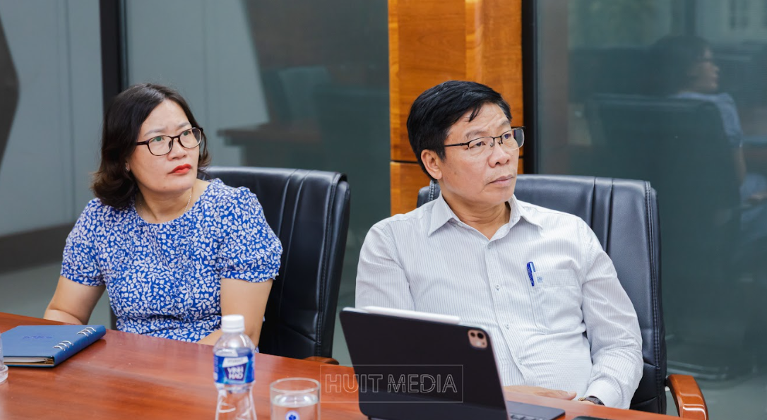 PGS.TS Nguyễn Xuân Hoàn - Hiệu trưởng HUIT cùng Th.S Hoàng Thị Thoa là Giám đốc Trung tâm Hỗ trợ Khởi nghiệp HUIT - IEC