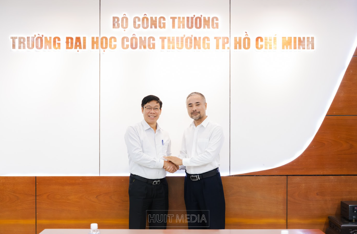 PGS.TS Nguyễn Xuân Hoàn - Hiệu trưởng HUIT cùng Ts Nguyễn Hữu Thi